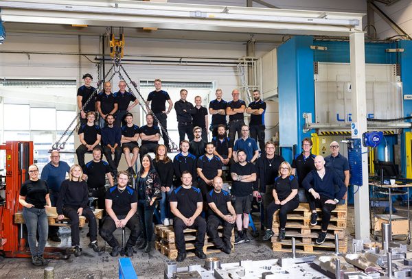 Gruppbild på alla anställda på Lidhs Tooling